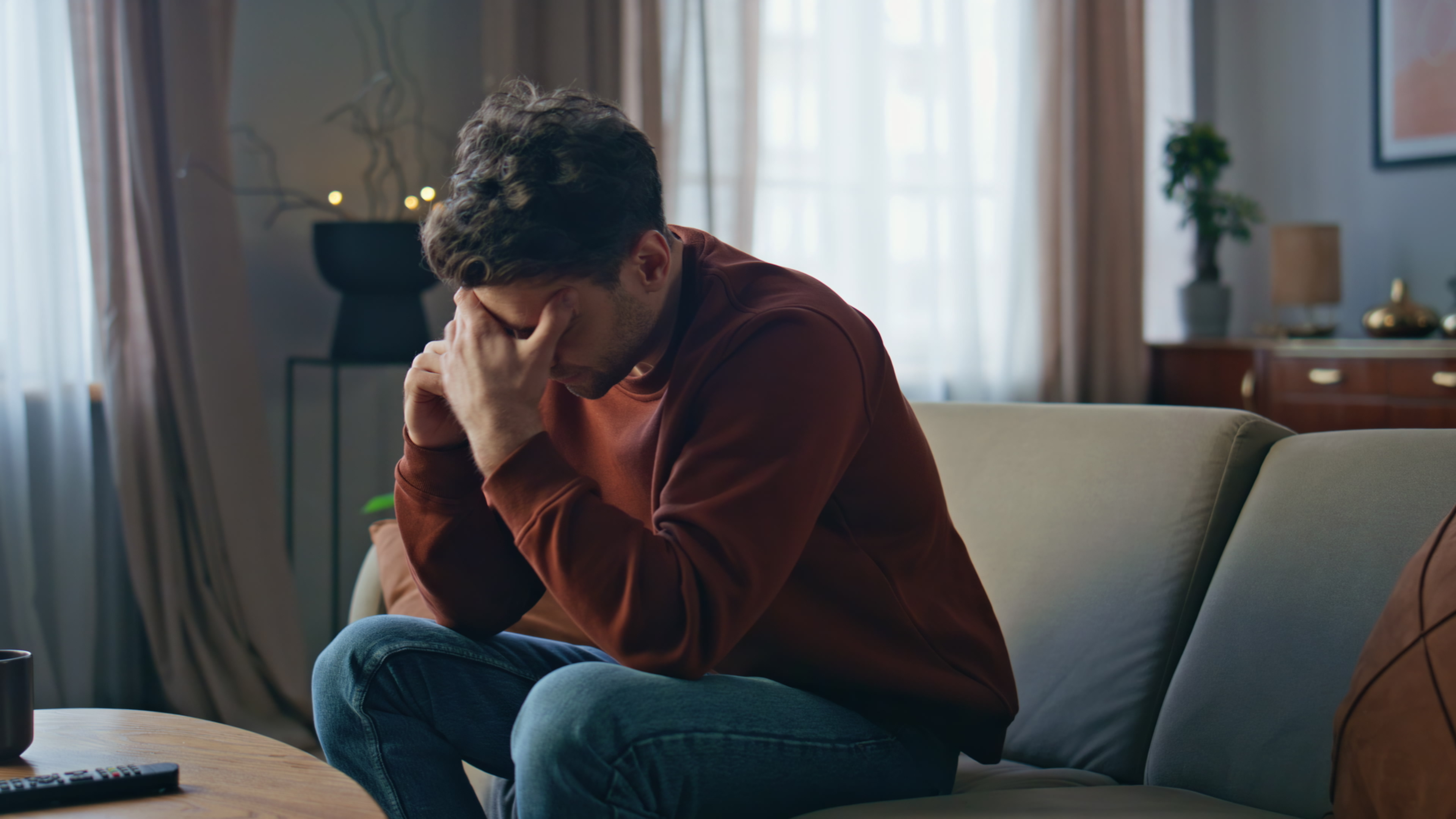 Hombre hablando por teléfono triste